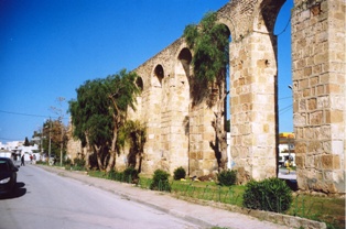Aqueduc romain traversant la ville du Bardo