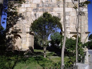 Arc de tiromphe Bab El Ain à Makthar