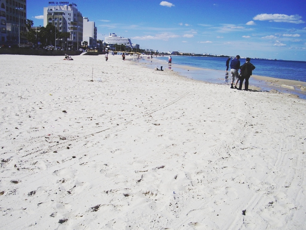 Снег в Тунисе. Тунис в октябре погода пляжный. Тунис погода в ноябре.