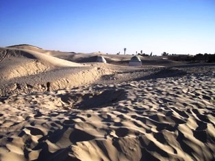 Village de Sabria enfoui sous le sable