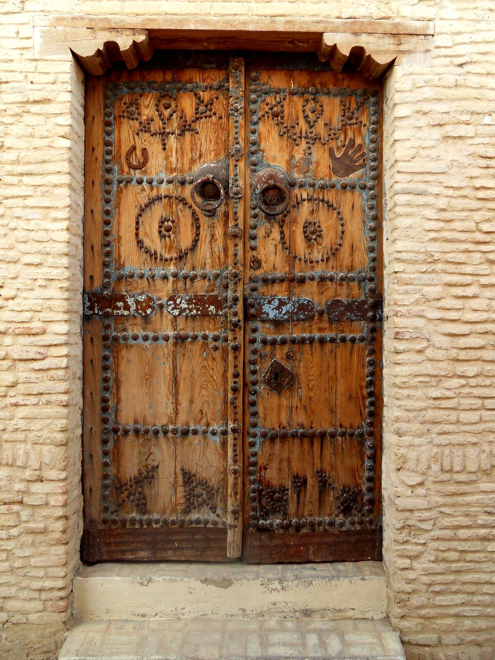 Portes En Bois De Palmier Et Fenêtres En Fer Forgé